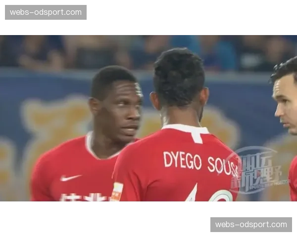 “特写：深圳队门将贡献三连扑，力保球门不失瞬间”