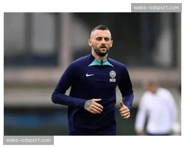 国米8号苏契奇在4名科莫球员合围中起脚破门，展现个人技术